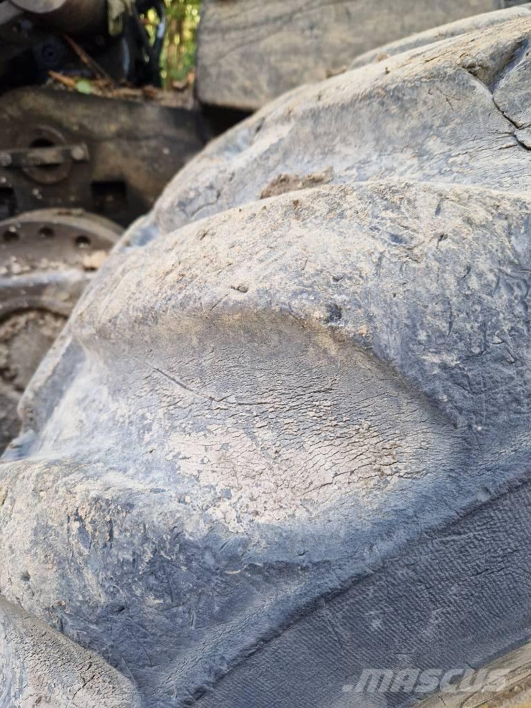 John Deere 1270 D Harvester