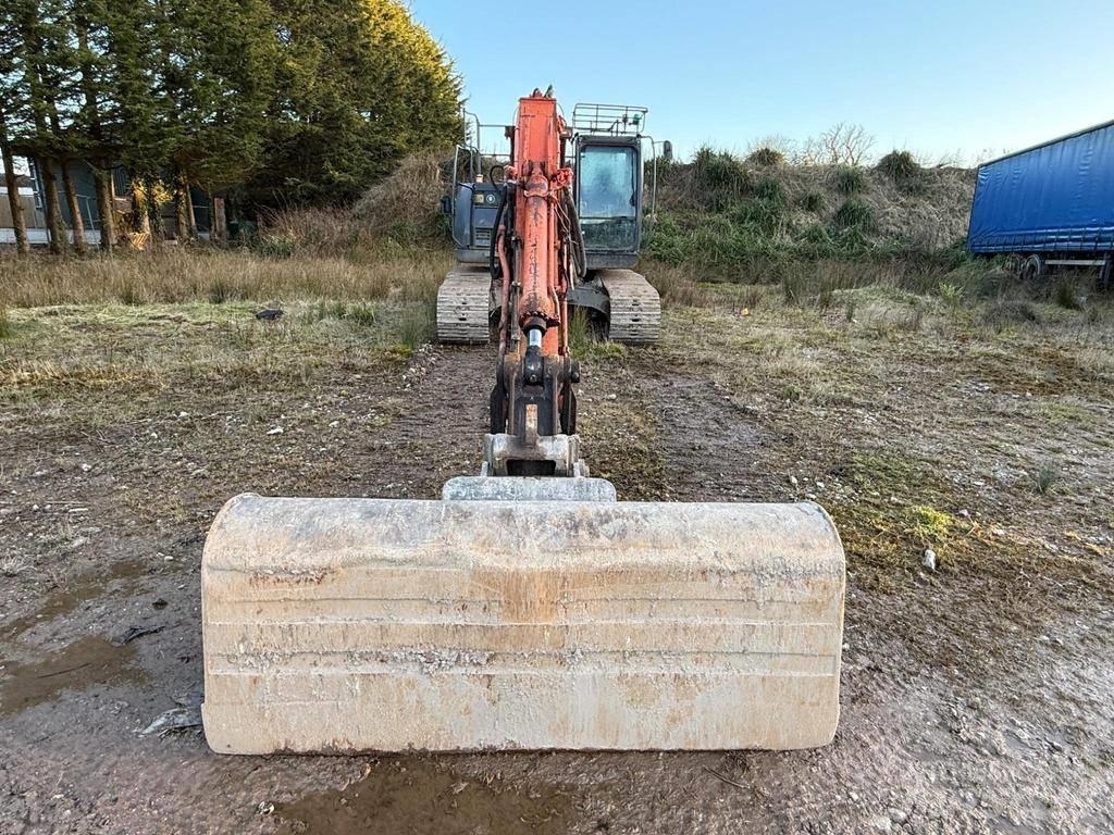 Hitachi ZX225USRLC-3 Raupenbagger
