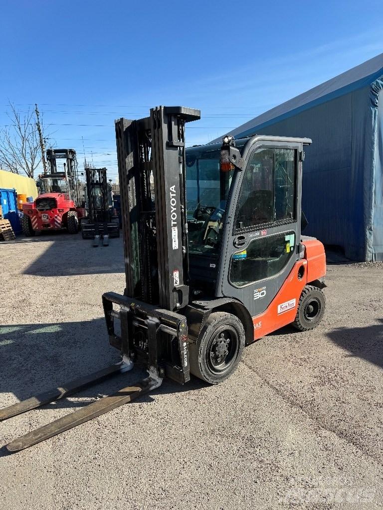 Toyota 02-8FDF30 Diesel Stapler