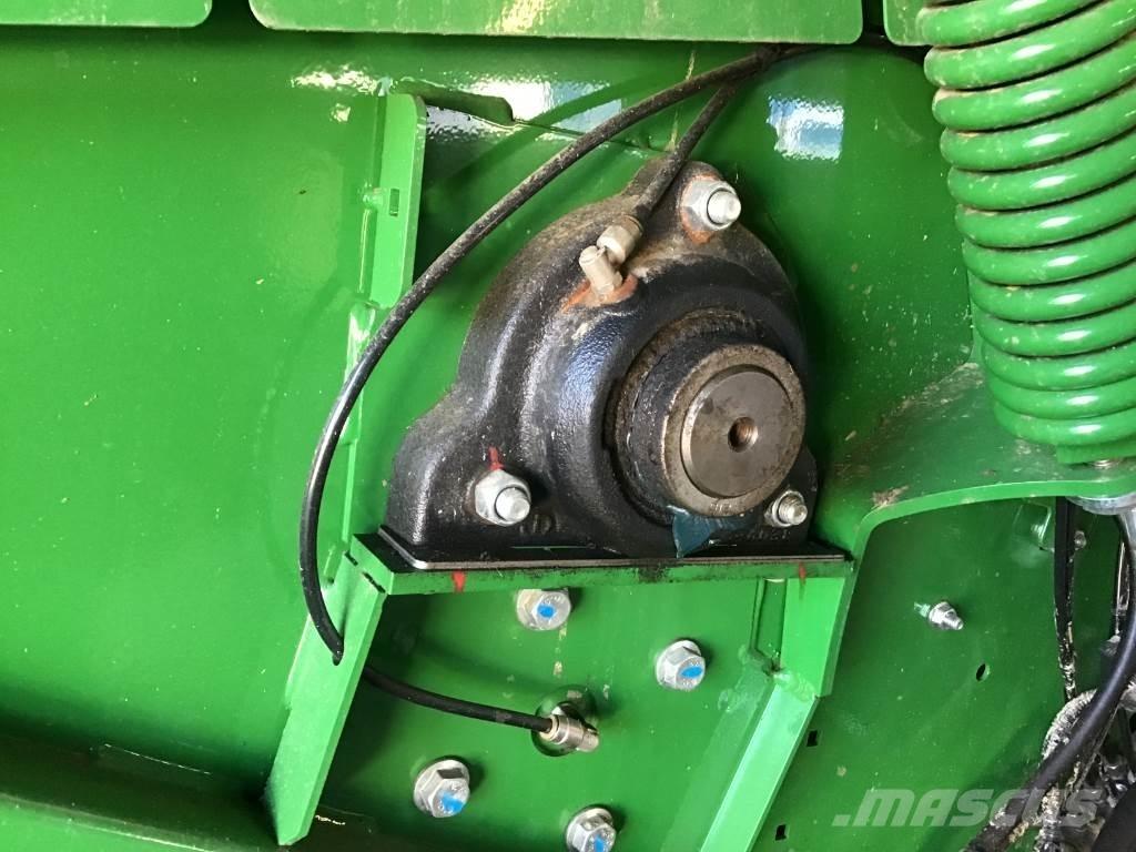 John Deere V461M Rundballenpressen