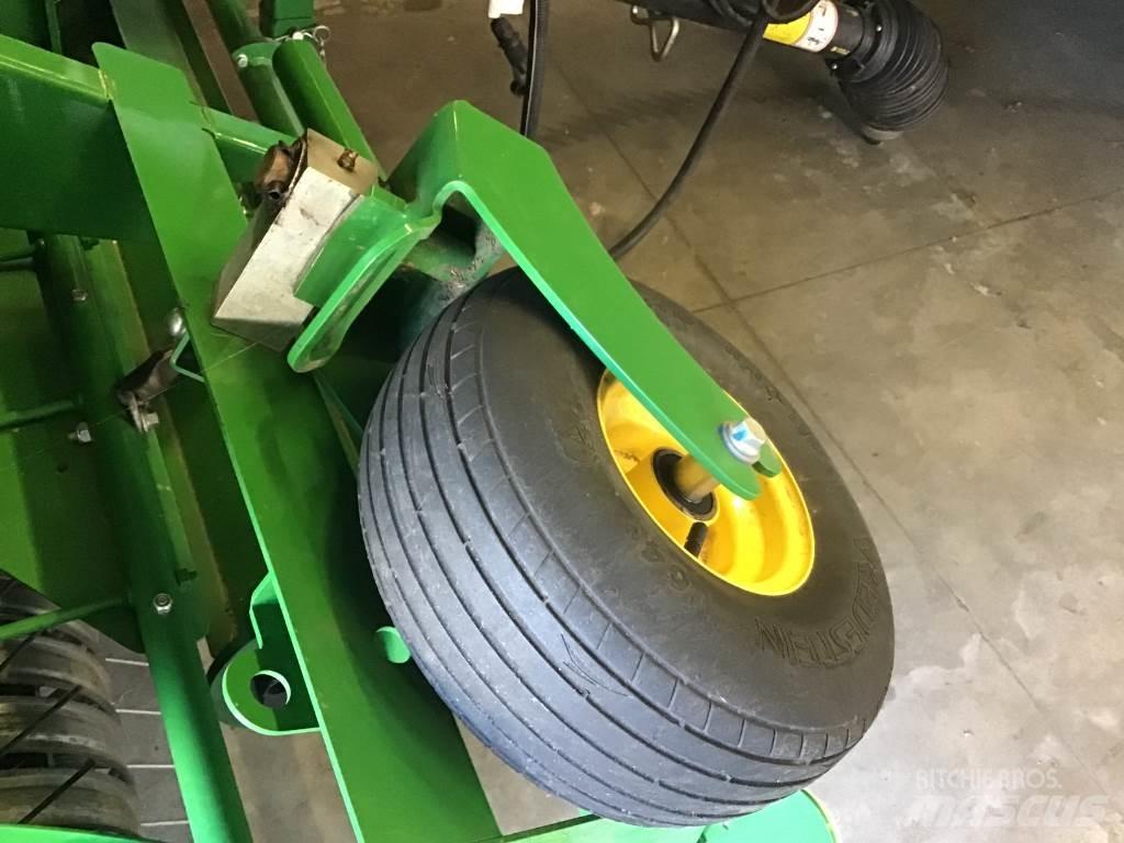 John Deere V461M Rundballenpressen