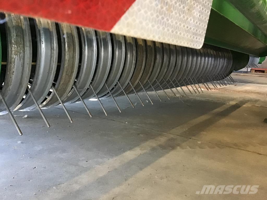 John Deere V461M Rundballenpressen