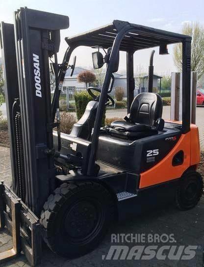 Doosan D25S-5 Diesel Stapler