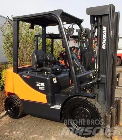 Doosan D25S-5 Diesel Stapler