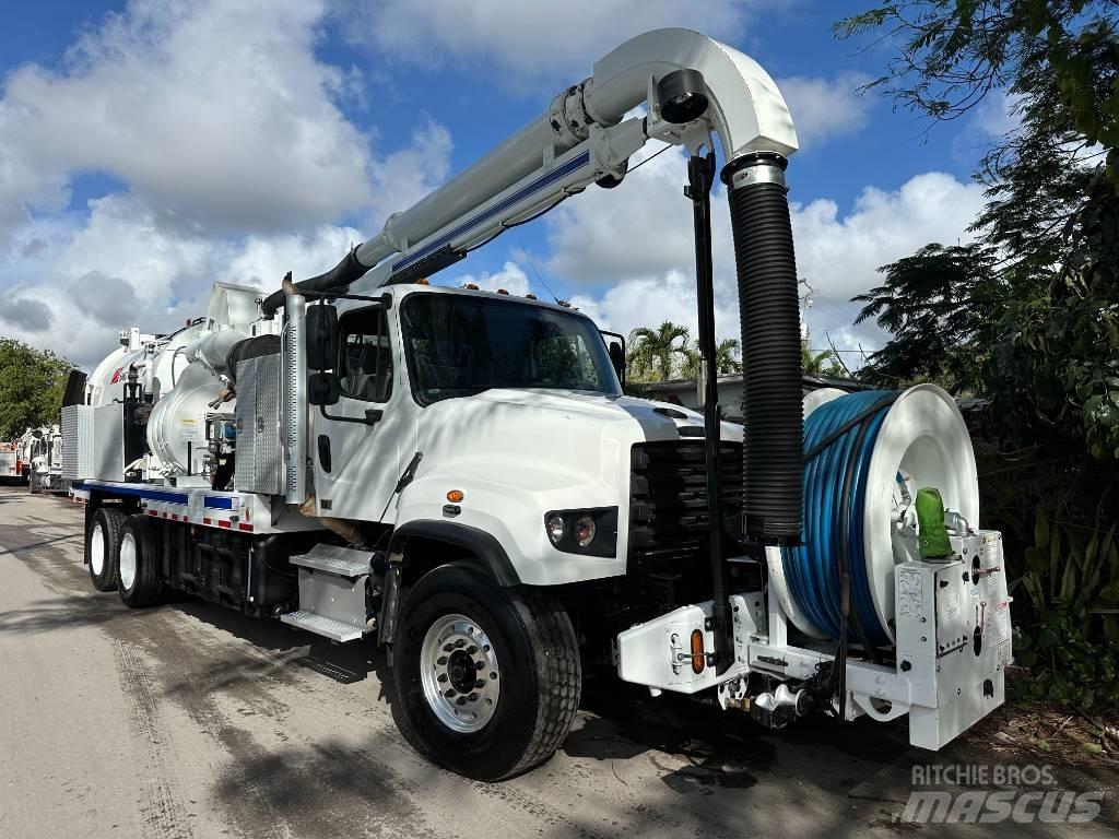 Freightliner 114 SD Saug- und Druckwagen