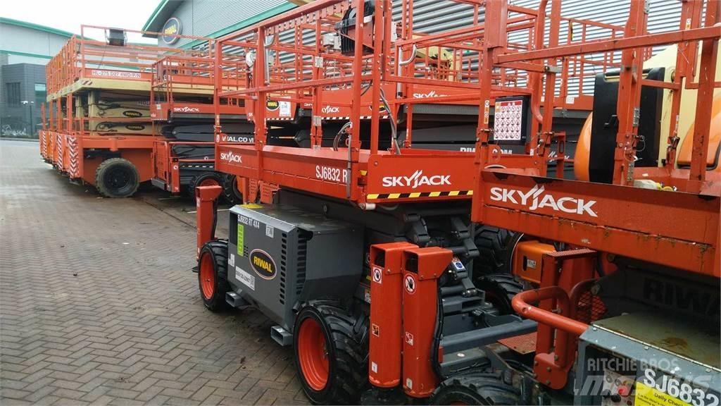 SkyJack 6832RT Scheren-Arbeitsbühnen