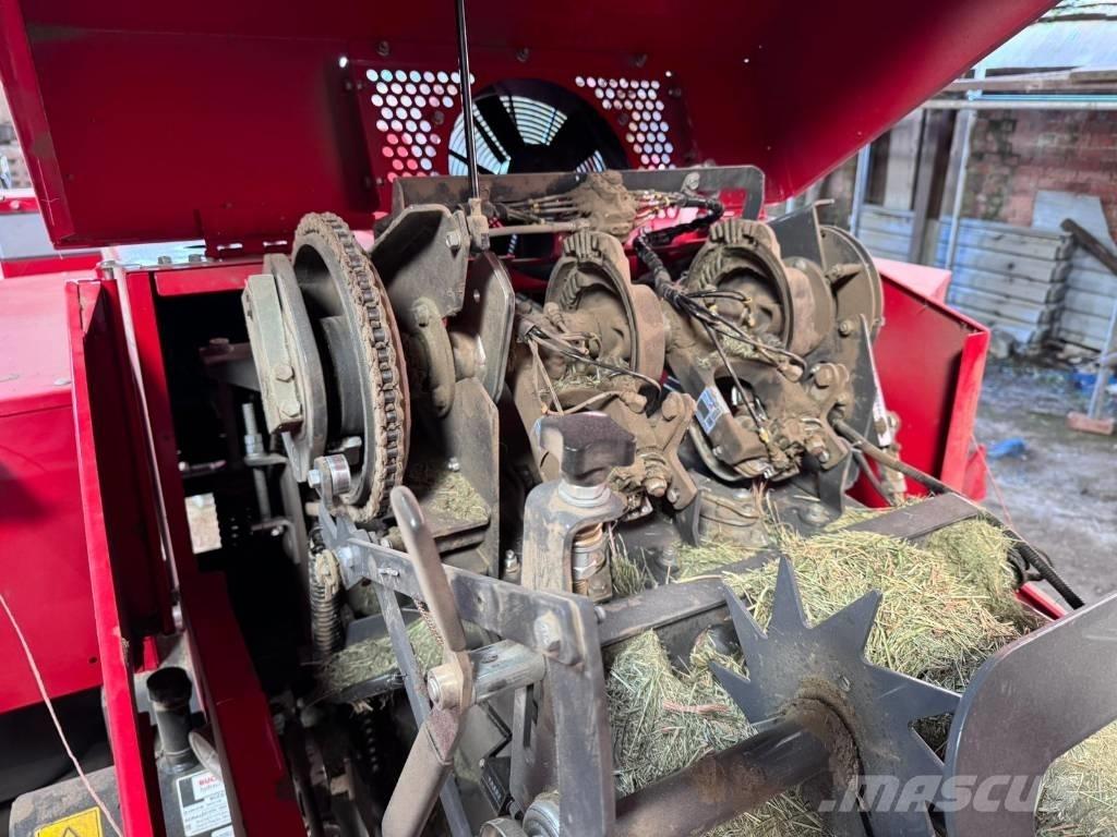 Massey Ferguson 1842 Quaderpressen