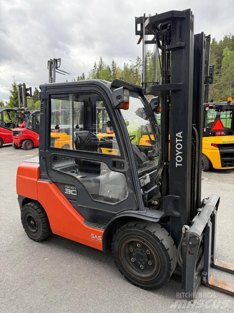 Toyota 02-8 FDF 30 Diesel Stapler