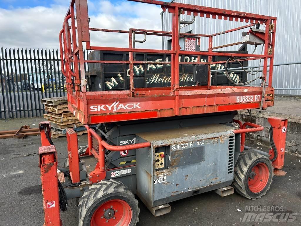 SkyJack SJ 6832 RT Scheren-Arbeitsbühnen