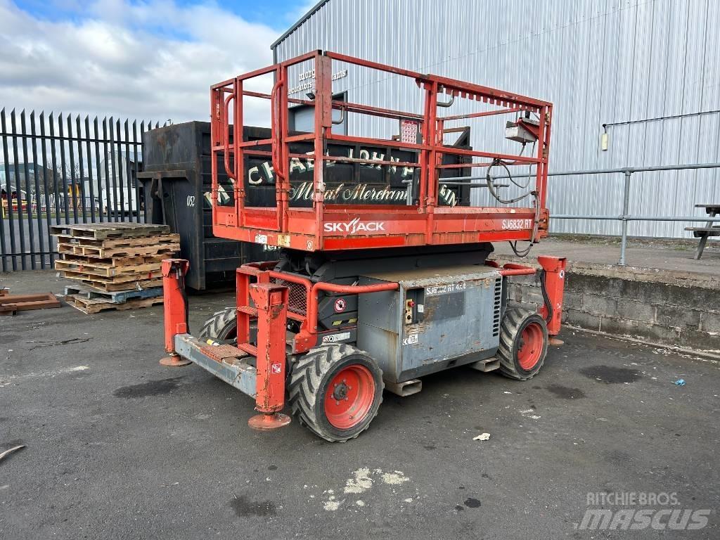 SkyJack SJ 6832 RT Scheren-Arbeitsbühnen