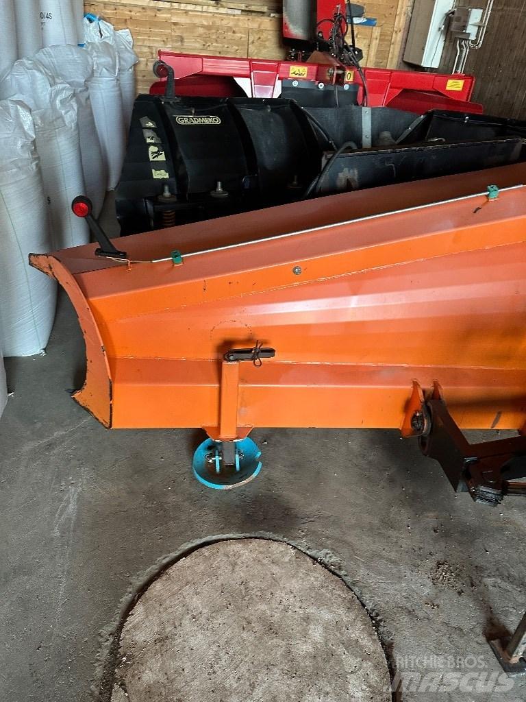 FMG AA 300 Schneeschilde und -pflüge