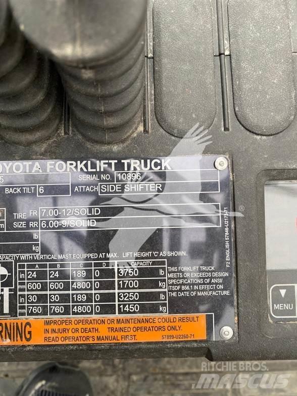 Toyota 8FGU25 Diesel Stapler