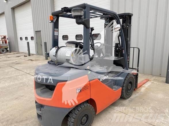 Toyota 8FGU25 Diesel Stapler