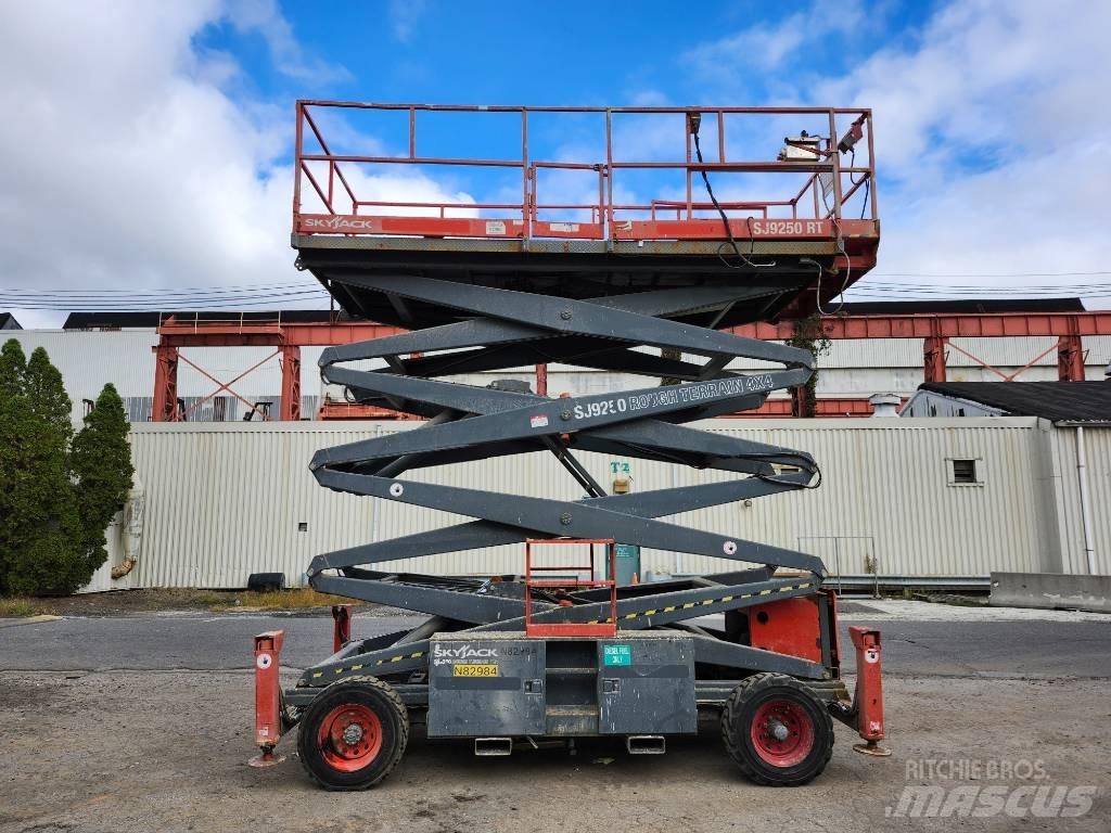 SkyJack SJ 9250 RT Scheren-Arbeitsbühnen