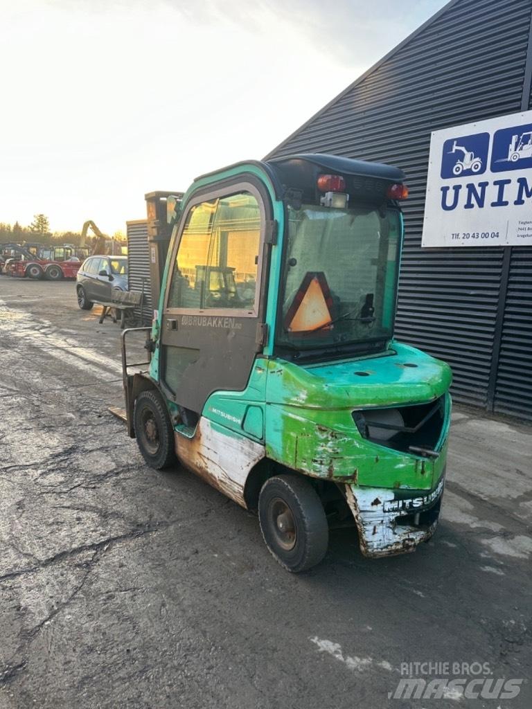Mitsubishi FD25 Diesel Stapler