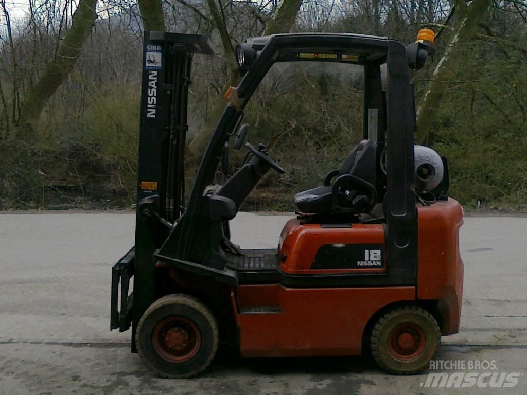 Nissan PD01A18PQ Gas Stapler