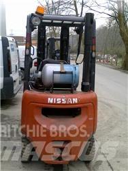Nissan PD01A18PQ Gas Stapler