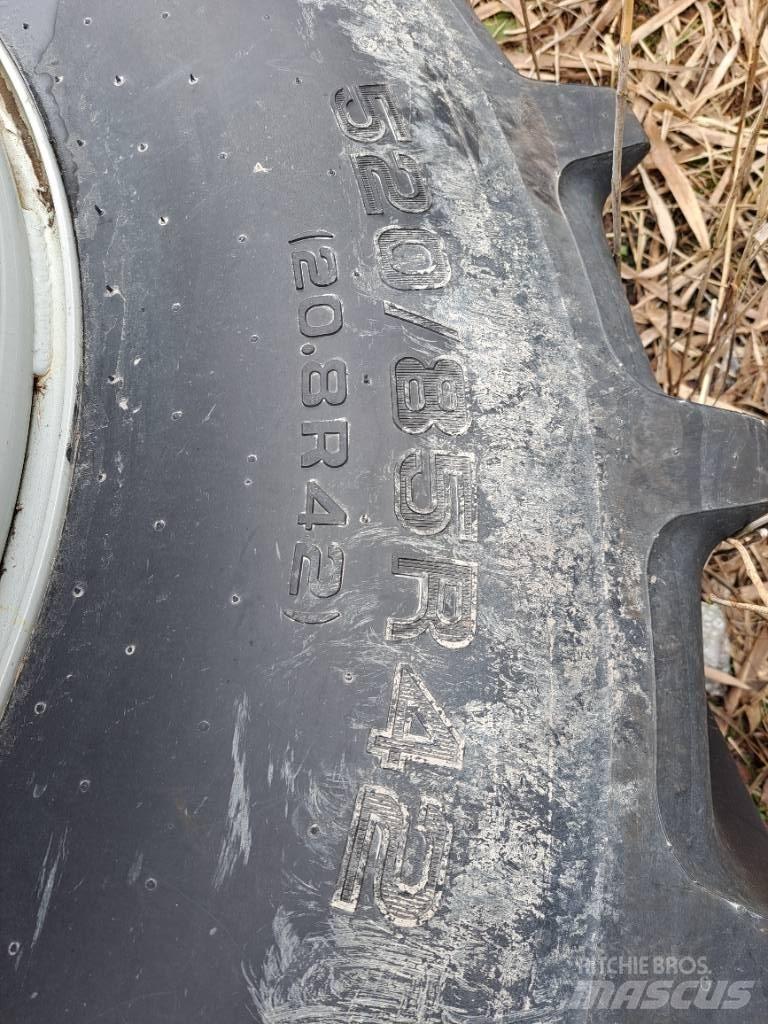  Paripyörät 520/85R42 Reifen