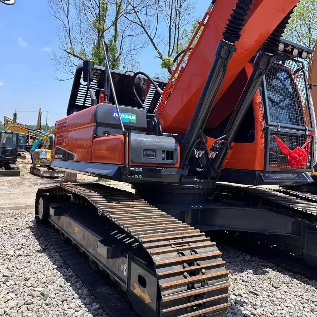 Doosan DX 225 LC Raupenbagger