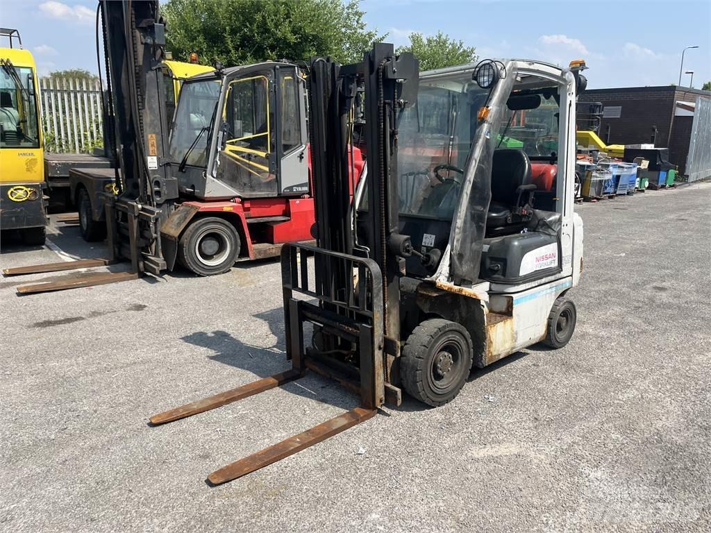 Nissan P1D1A15LQ Gas Stapler
