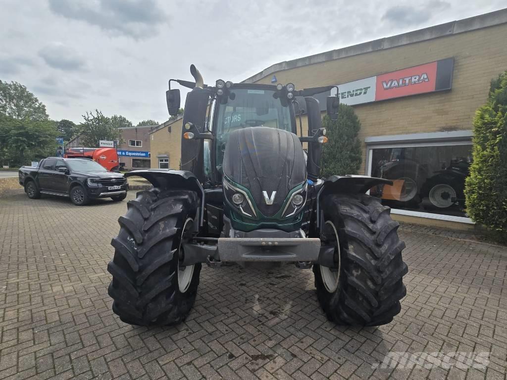Valtra T 174 Traktoren