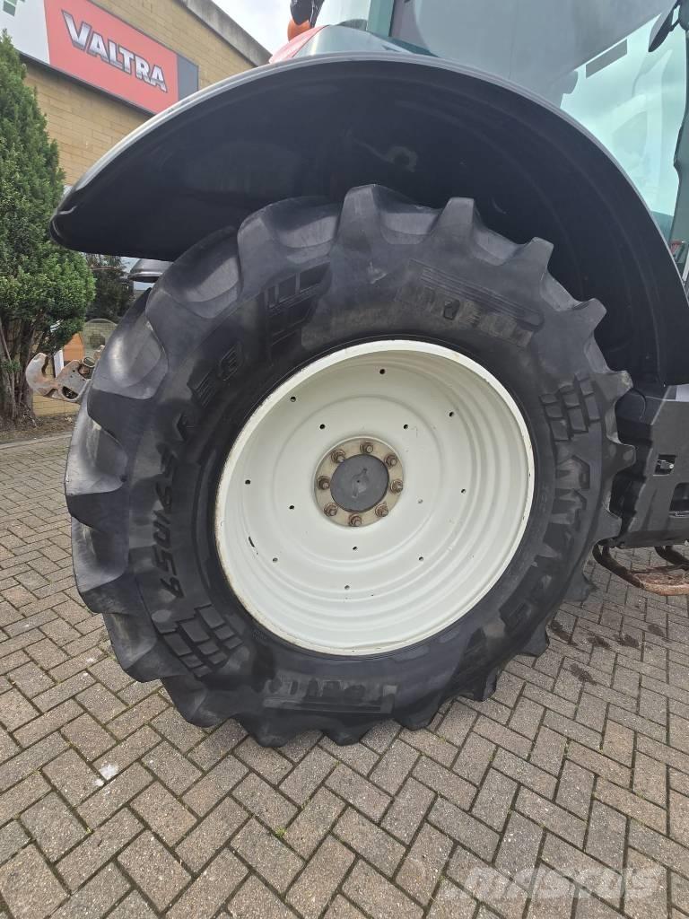 Valtra T 174 Traktoren