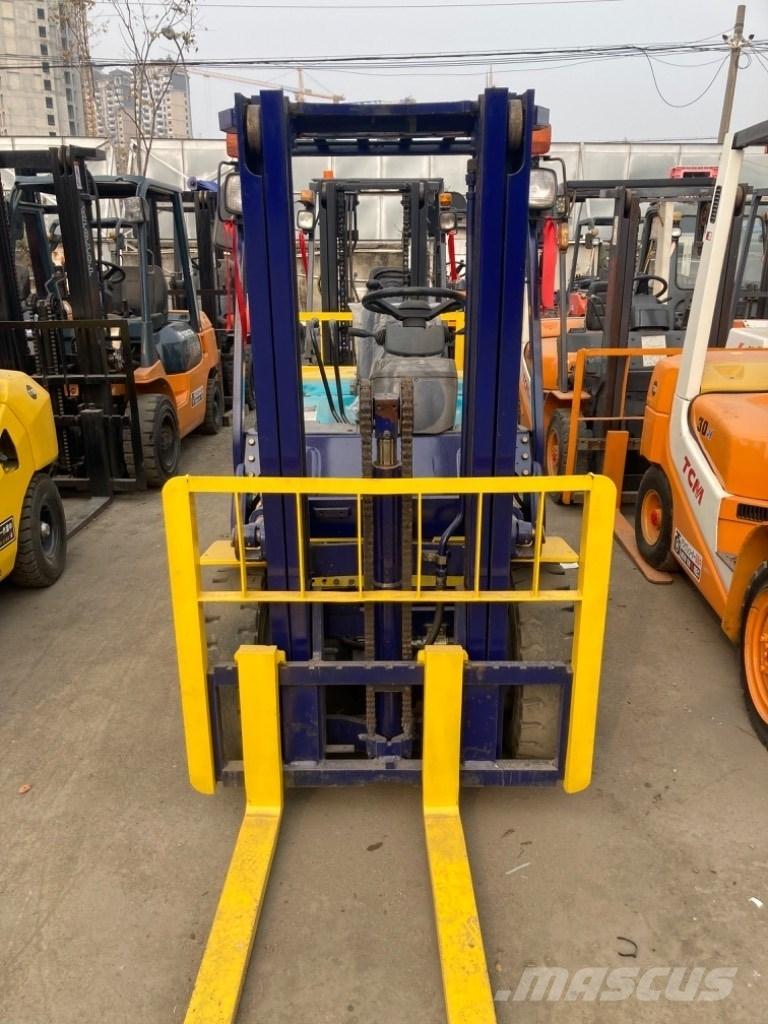 Komatsu FD25 Diesel Stapler