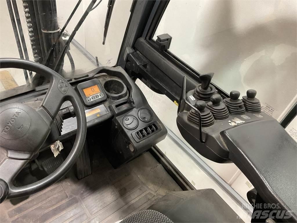 Toyota 02-8FGF30 Gas Stapler