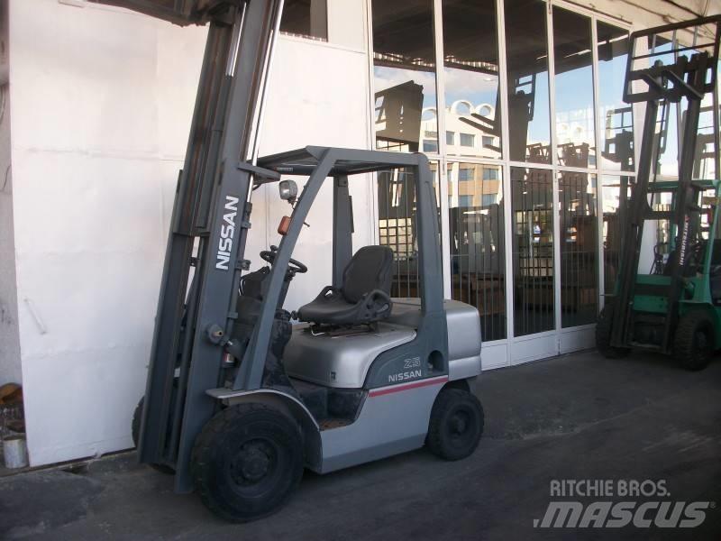 Nissan PL02A25 Gas Stapler