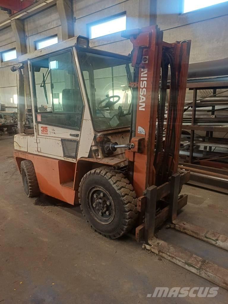 Nissan 33 U Diesel Stapler