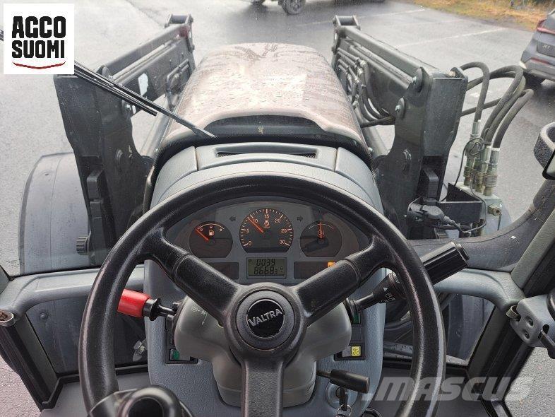 Valtra M120 Traktoren