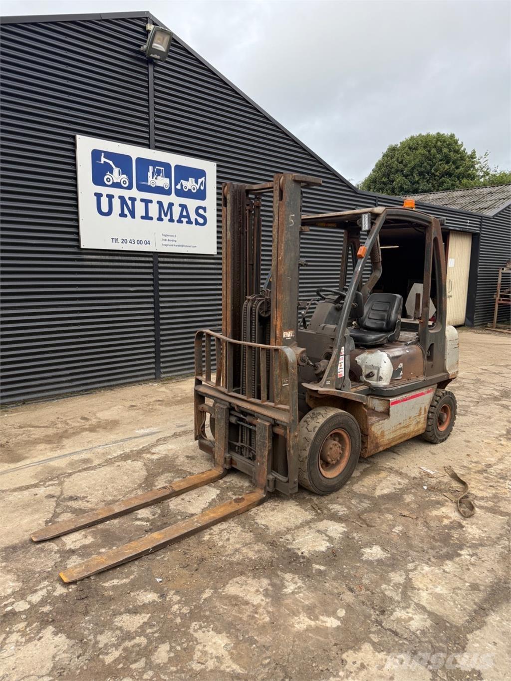 Nissan FD20 Diesel Stapler