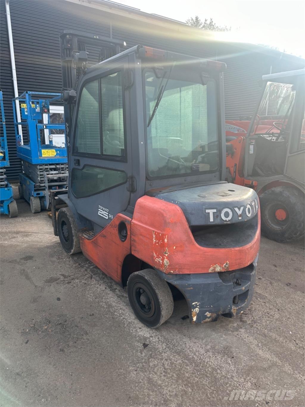 Toyota FD25 Diesel Stapler
