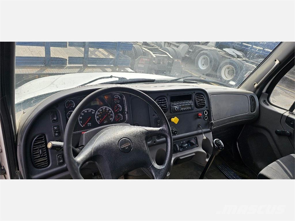 Freightliner M2 106 Pritschenwagen/Pritschenwagen mit Seitenklappe