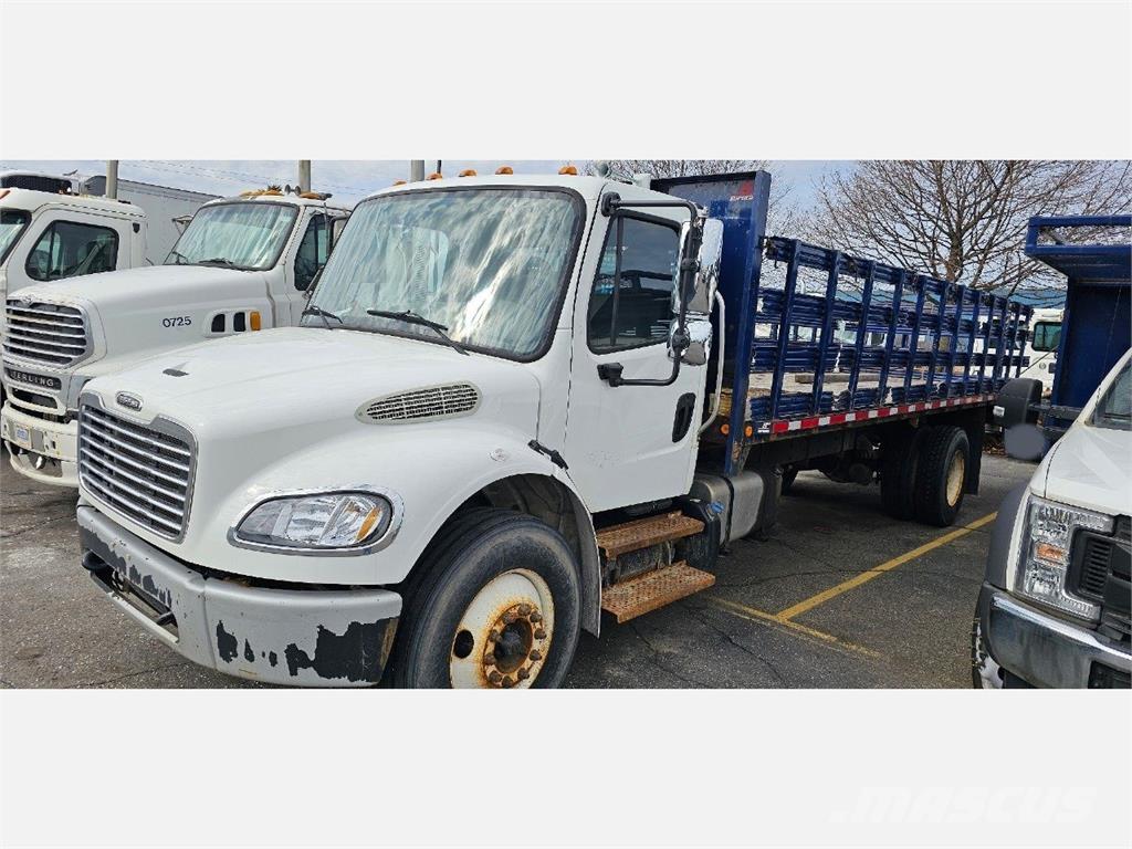 Freightliner M2 106 Pritschenwagen/Pritschenwagen mit Seitenklappe