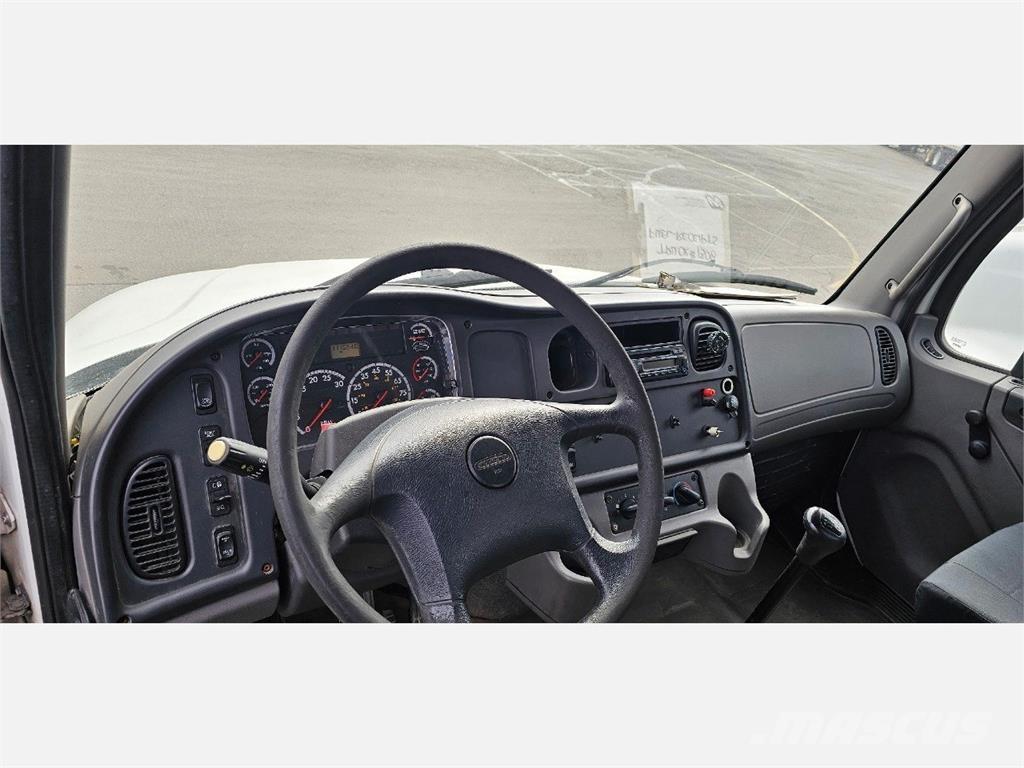Freightliner M2 106 Pritschenwagen/Pritschenwagen mit Seitenklappe