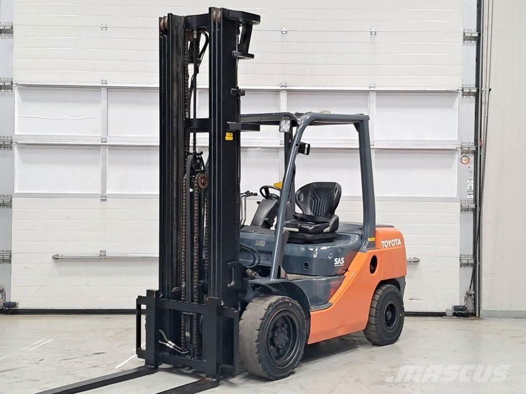Toyota 02-8FDF30 Diesel Stapler