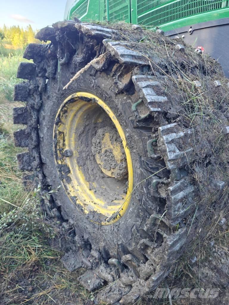 John Deere 1270 G Harvester