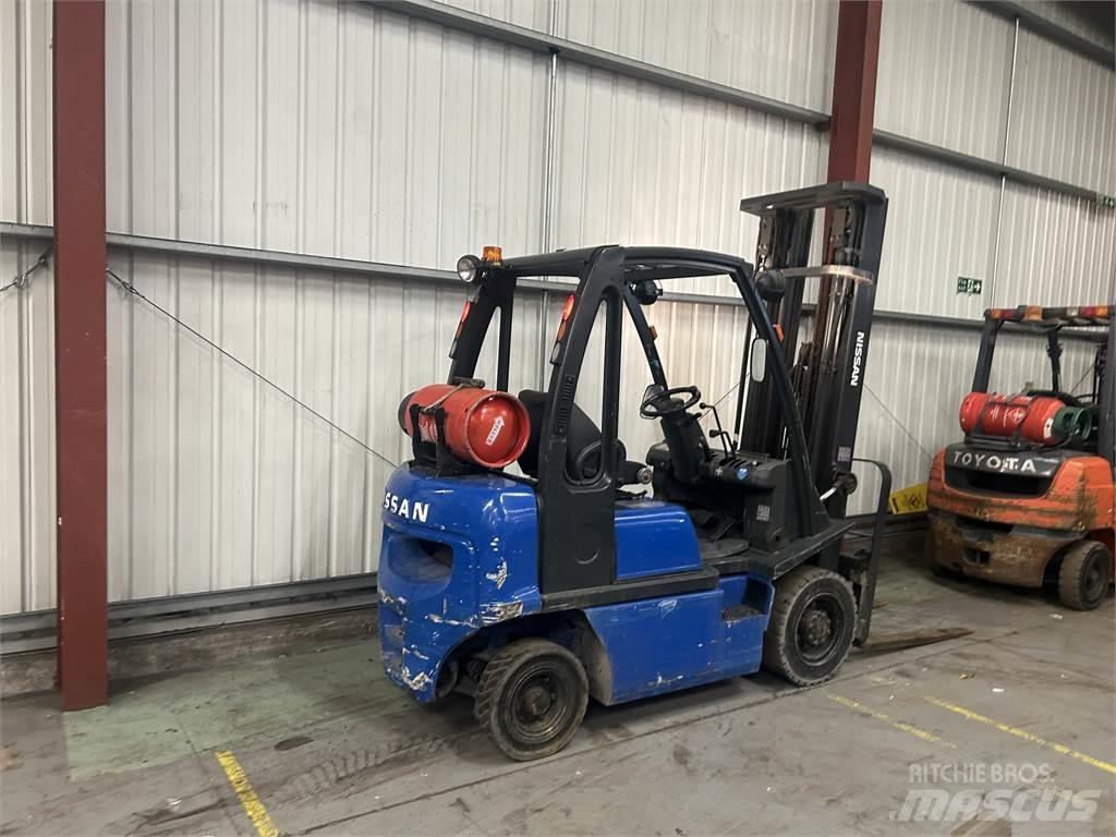 Nissan UD02A20PQ Gas Stapler