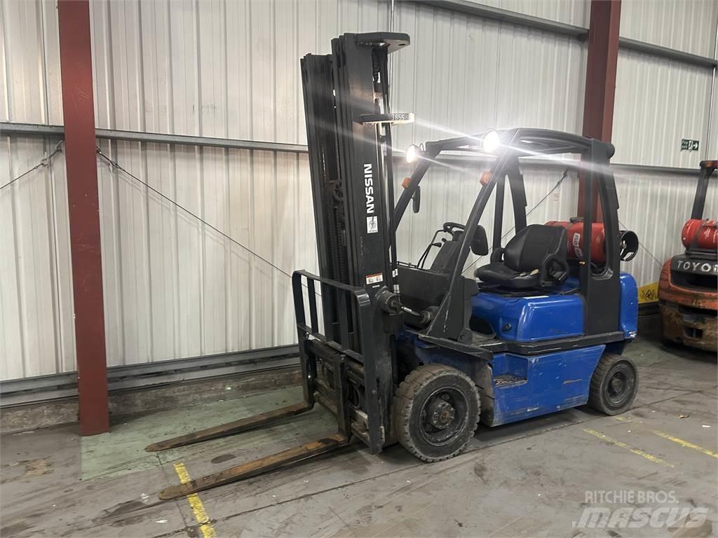 Nissan UD02A20PQ Gas Stapler
