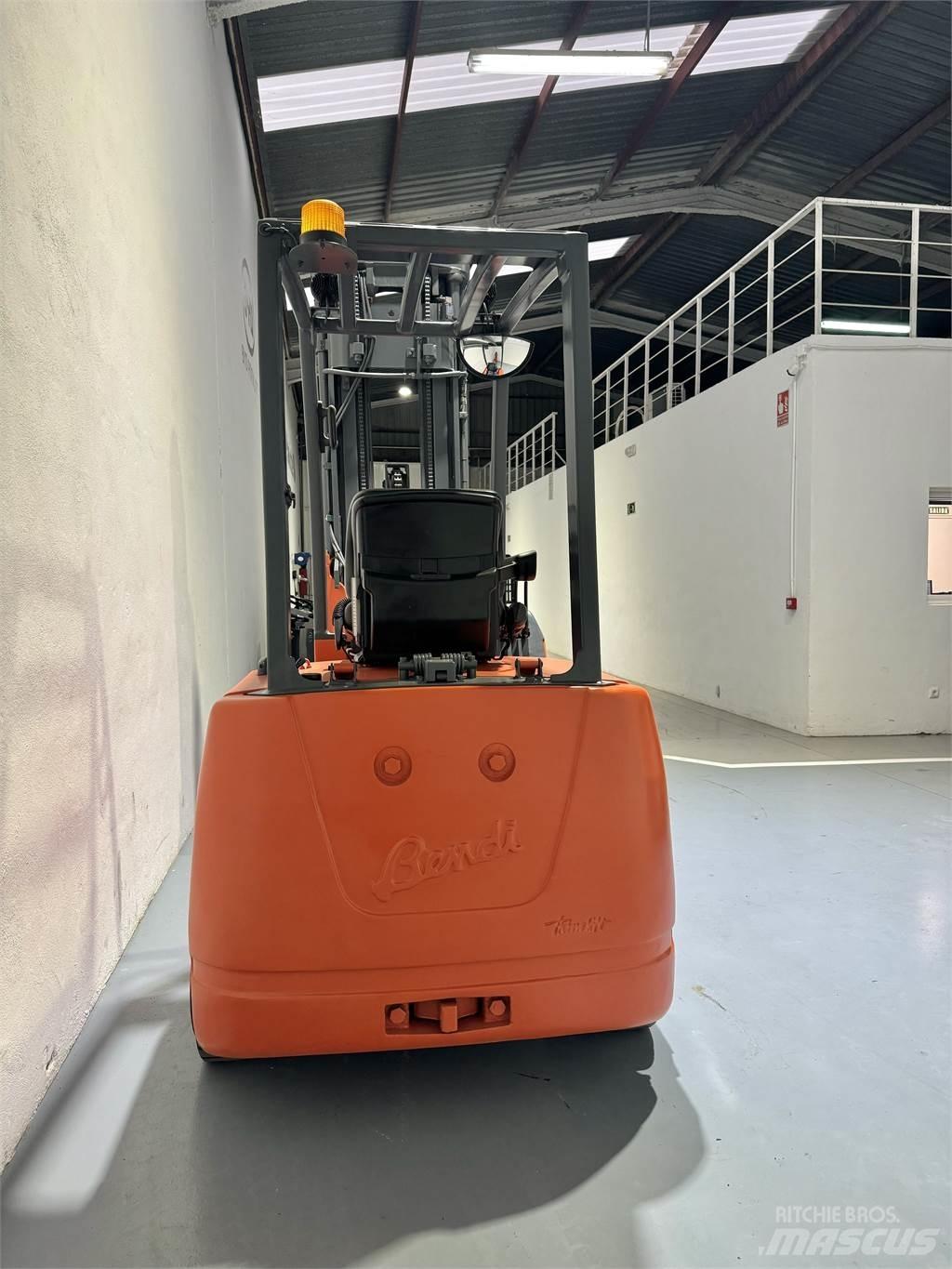  B318 Schmalgangstapler