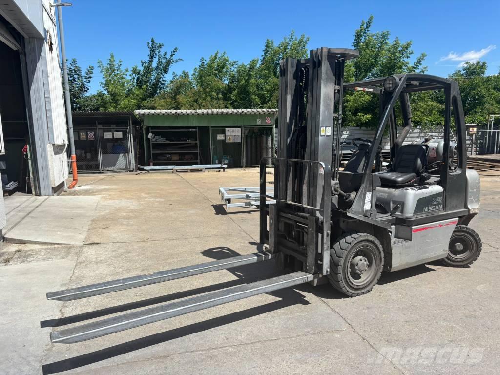 Nissan UD02A25PQ Gas Stapler