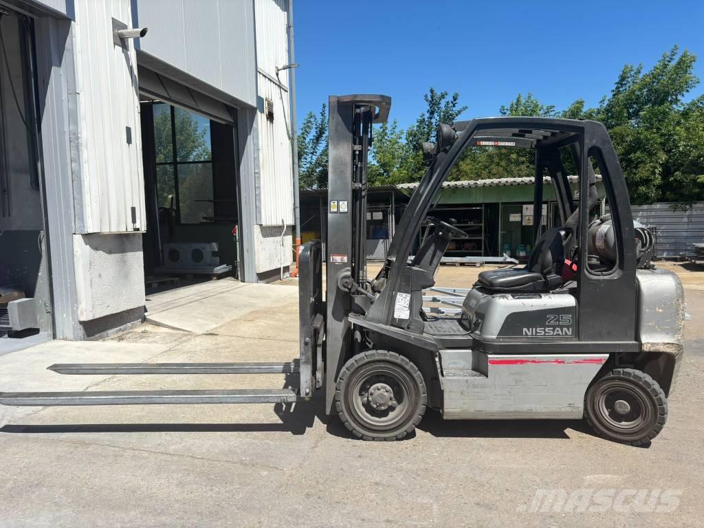 Nissan UD02A25PQ Gas Stapler