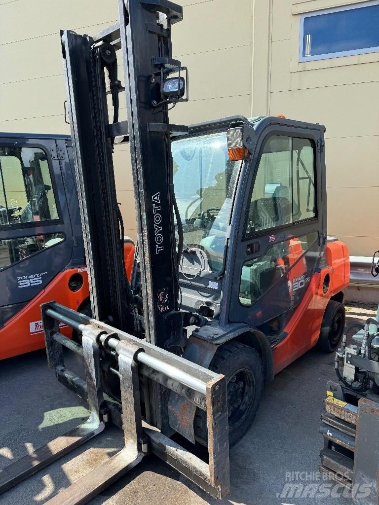 Toyota 02-8FDF30 Diesel Stapler