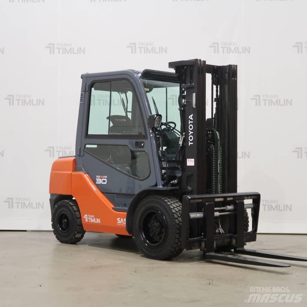 Toyota 02-8FDF30 Diesel Stapler