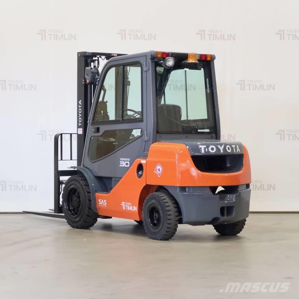 Toyota 02-8FDF30 Diesel Stapler