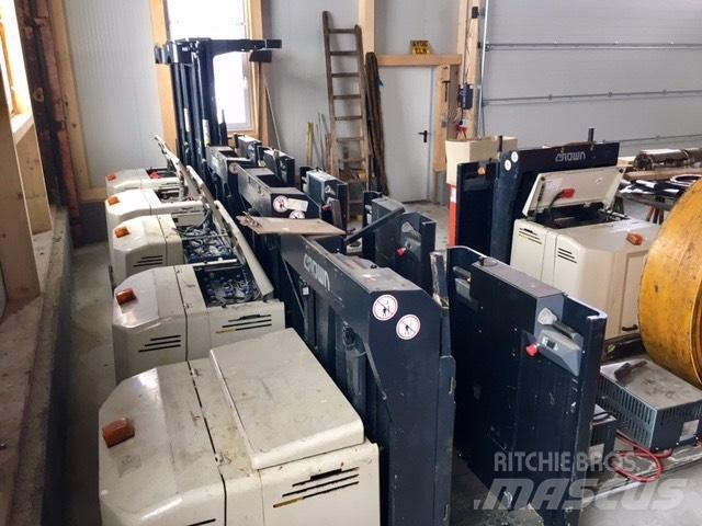 Crown LP 3020 Mittelhub-Kommissionierer