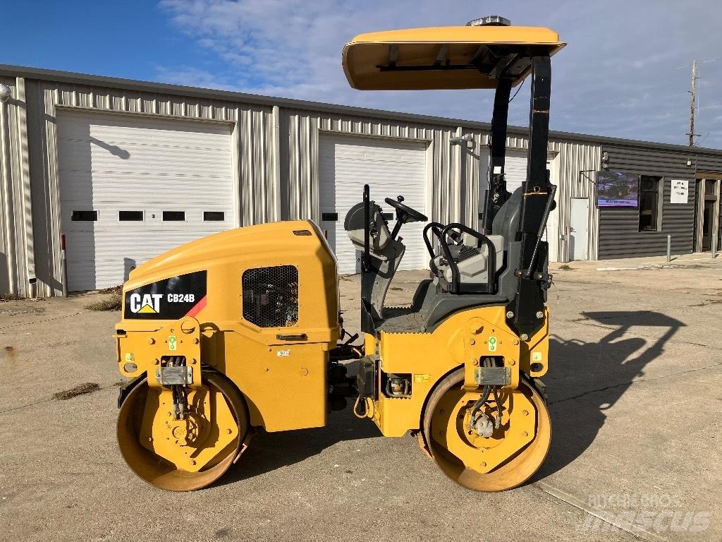 CAT CB 24 B Tandemwalzen
