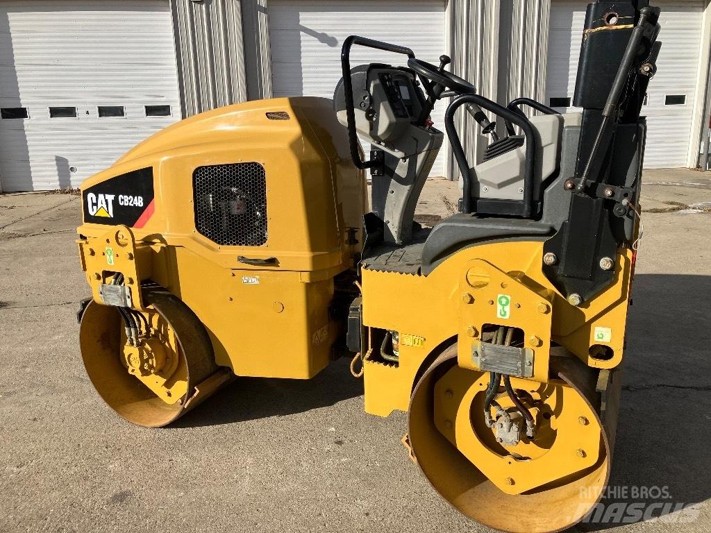 CAT CB 24 B Tandemwalzen