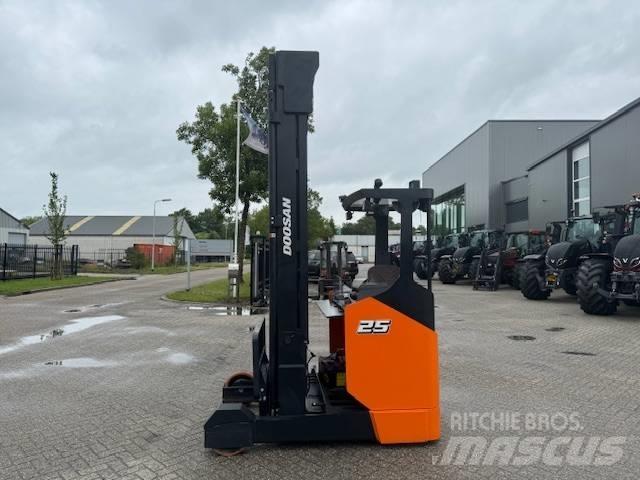 Doosan BR 25 JW-9 Schubmaststapler